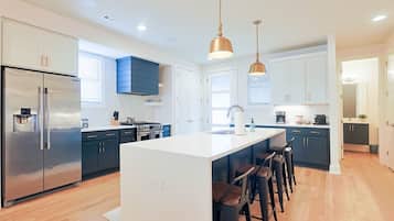 Een koelkast, een magnetron, een oven, een kookplaat