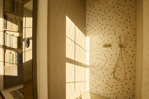 Shower, towels - FLH Porto Clérigos Luxury Apartment IV (Oporto)