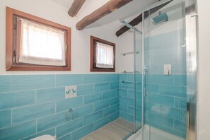 Shower, hair dryer, towels