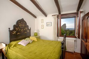 Iron/ironing board, WiFi, bed sheets - Villa Giuliana – Breathtaking Sea View, Wi-Fi & Air Conditioning (Santa Teresa Gallura)