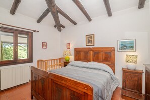 3 habitaciones, tabla de planchar con plancha, wifi y ropa de cama 