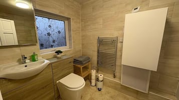 Een douche, gratis toiletartikelen, handdoeken, toiletpapier