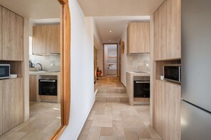 Kühlschrank, Mikrowelle, Ofen, Wasserkocher mit Kaffee-/Teezubehör