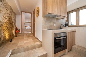 Kühlschrank, Mikrowelle, Ofen, Wasserkocher mit Kaffee-/Teezubehör