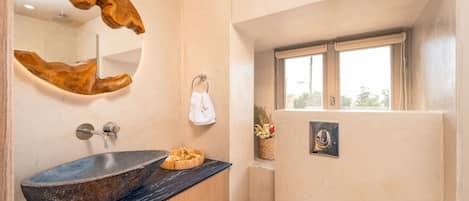 Haartrockner, Handtücher, Toilettenpapier