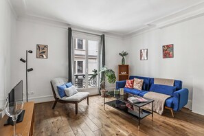 TV, offices - Cozy 1BR by Canal Saint-Martin - Central Paris (Paris)