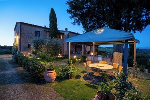 Outdoor dining - Podere Casanova Ruber - View of San Gimignano (San Gimignano)