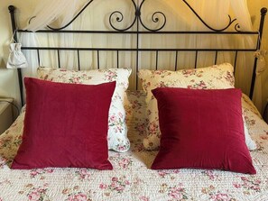 Iron/ironing board, WiFi, bed sheets - Podere Casanova Ruber - View of San Gimignano (San Gimignano)