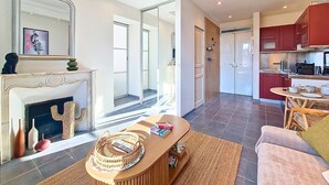 Ein geräumiges Wohnzimmer mit Kamin, Essbereich und Küche.