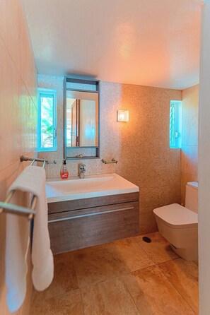 Séchoir à cheveux, serviettes fournies, savon, papier de toilette
