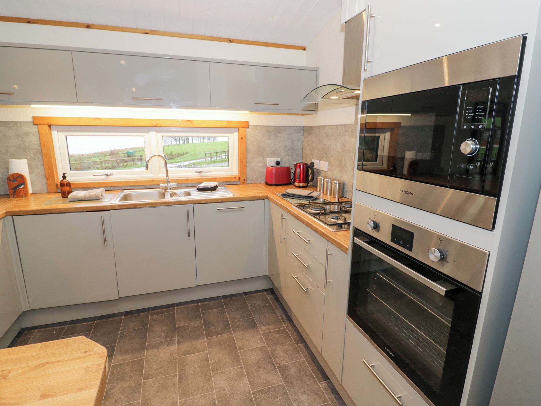 Een vaatwasser, kookgerei, borden en bestek