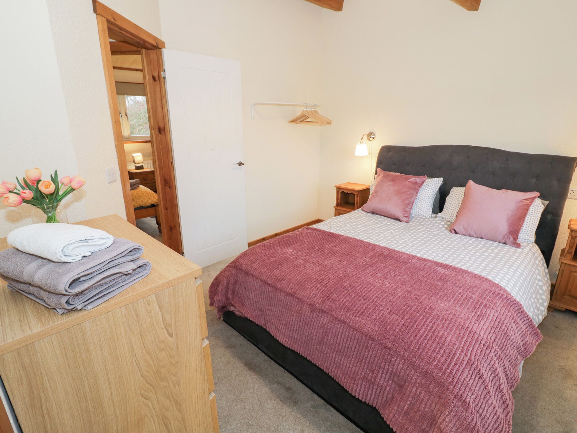 3 dormitoris, decoració individual i mobiliari individual 