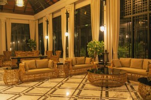 Coin salon dans le hall