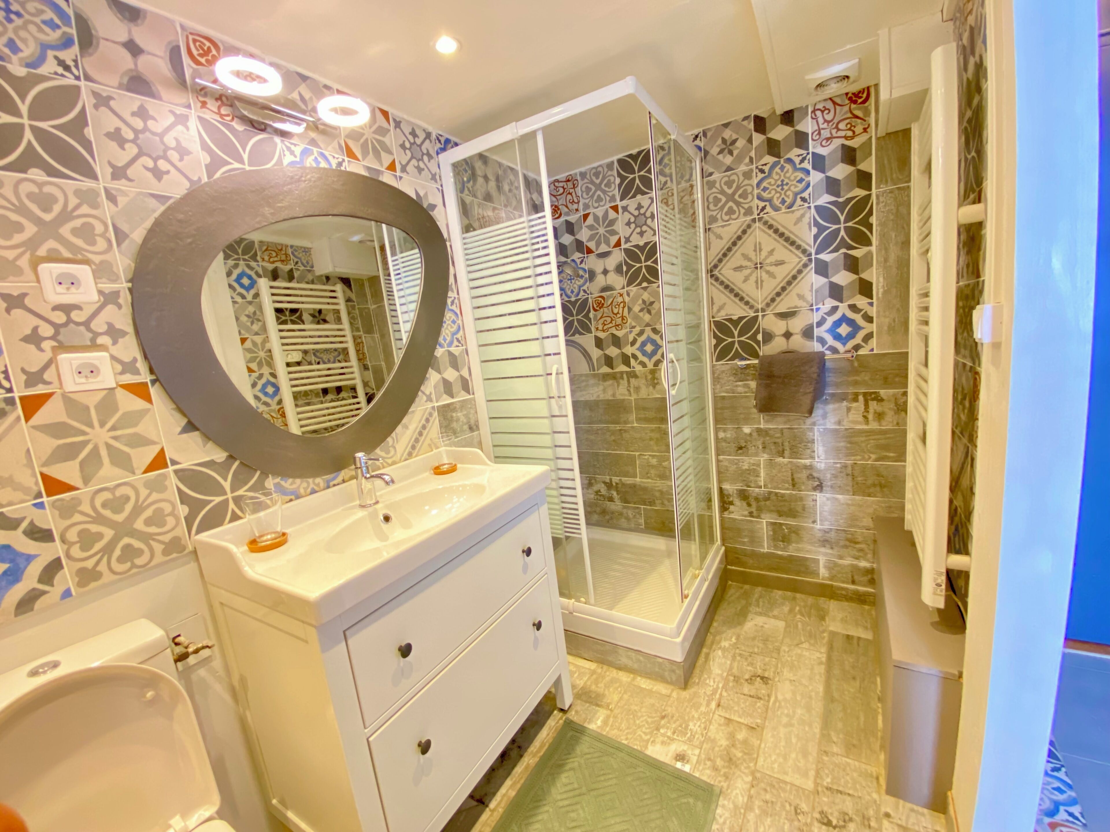 Doccia, asciugacapelli, asciugamani, sapone