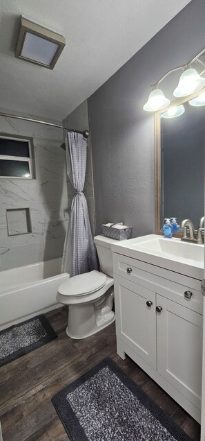 Shower, hair dryer, towels, soap - 3Bedroom 3Bathroom house in adorable Area,close to south padre island and SpaceX (Harlingen)