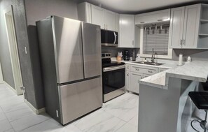 Microwave, oven, stovetop - 3Bedroom 3Bathroom house in adorable Area,close to south padre island and SpaceX (Harlingen)