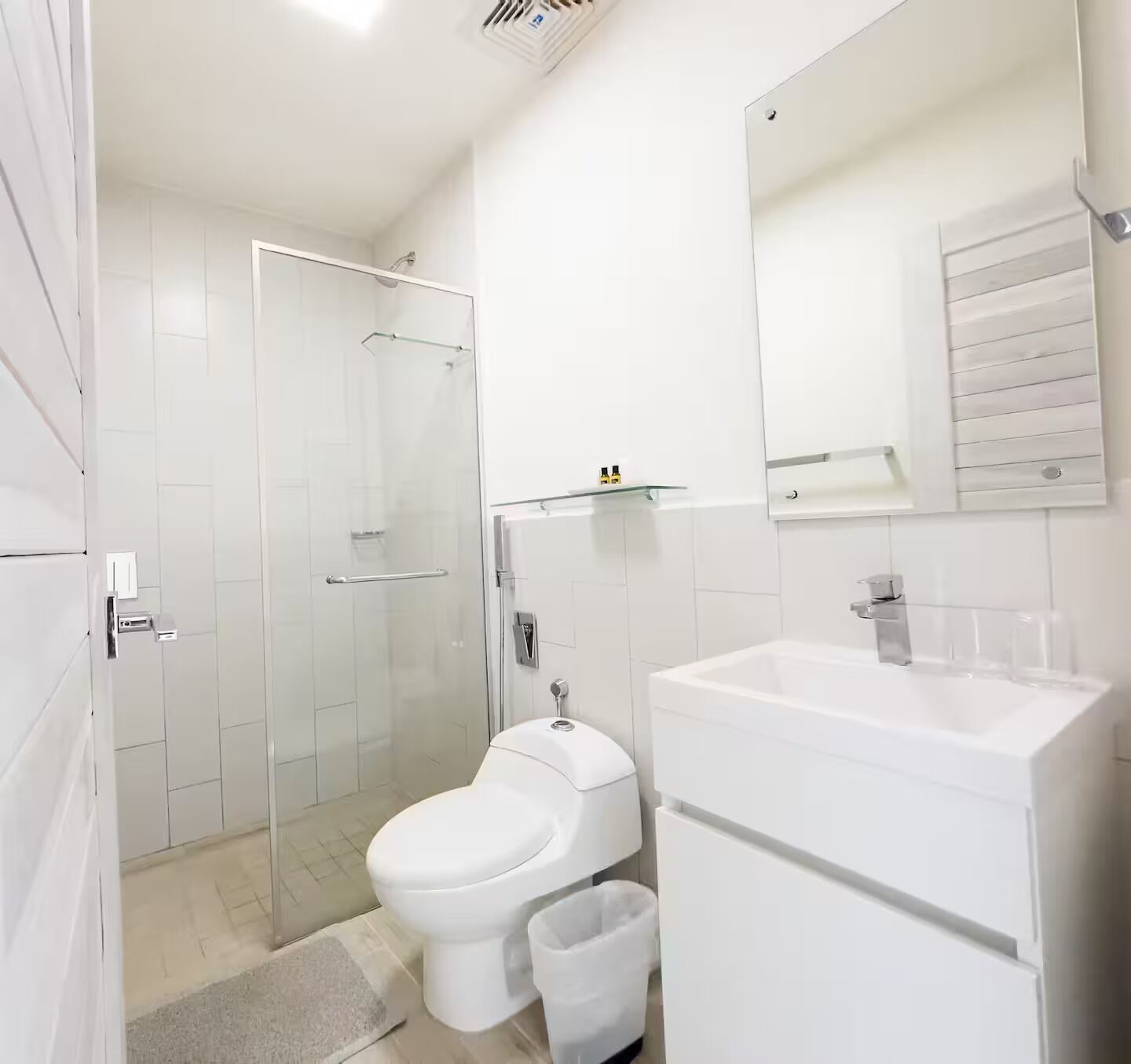 Douche, sèche-cheveux, serviettes fournies, savon