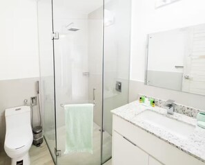 Douche, sèche-cheveux, serviettes fournies