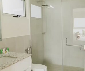Douche, sèche-cheveux, serviettes fournies
