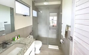 Douche, sèche-cheveux, serviettes fournies