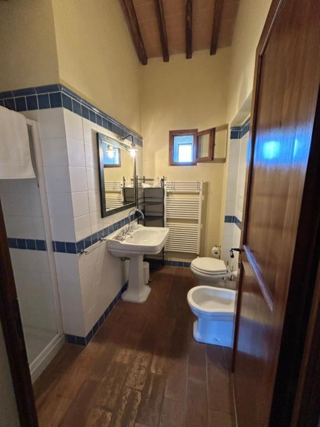 Dusche, Haartrockner, Bidet, Handtücher