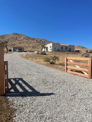 Property grounds - Fabulous 4-bedroom estate with guesthouse, pool, and AC in charming Yucca (Yucca)
