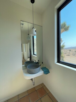 Interior - Fabulous 4-bedroom estate with guesthouse, pool, and AC in charming Yucca (Yucca)