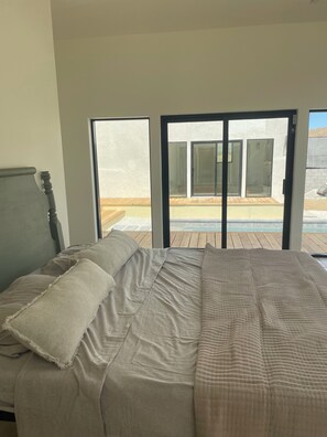 Tabla de planchar con plancha, Internet, ropa de cama