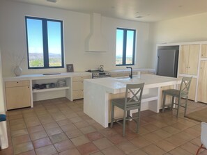 Private kitchen - Fabulous 4-bedroom estate with guesthouse, pool, and AC in charming Yucca (Yucca)