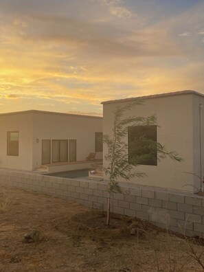 Exterior - Fabulous 4-bedroom estate with guesthouse, pool, and AC in charming Yucca (Yucca)