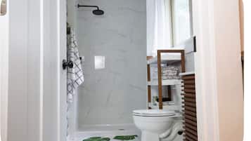 Douche, sèche-cheveux, serviettes fournies, savon