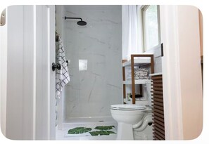 Douche, sèche-cheveux, serviettes fournies, savon