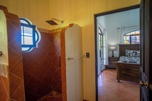 Shower, towels, soap, toilet paper - Casa 78- Bright Modern Pool House with Deck (Esterillos Oeste)