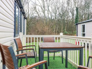 Outdoor dining - Caravan Number 77 (Eyemouth)