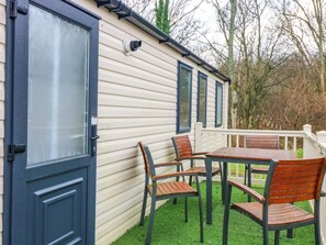 Outdoor dining - Caravan Number 77 (Eyemouth)