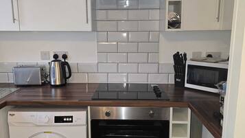 Kylskåp, mikrovågsugn, ugn och spishäll