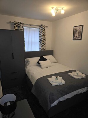 Een bureau, een strijkplank/strijkijzer, wifi, beddengoed