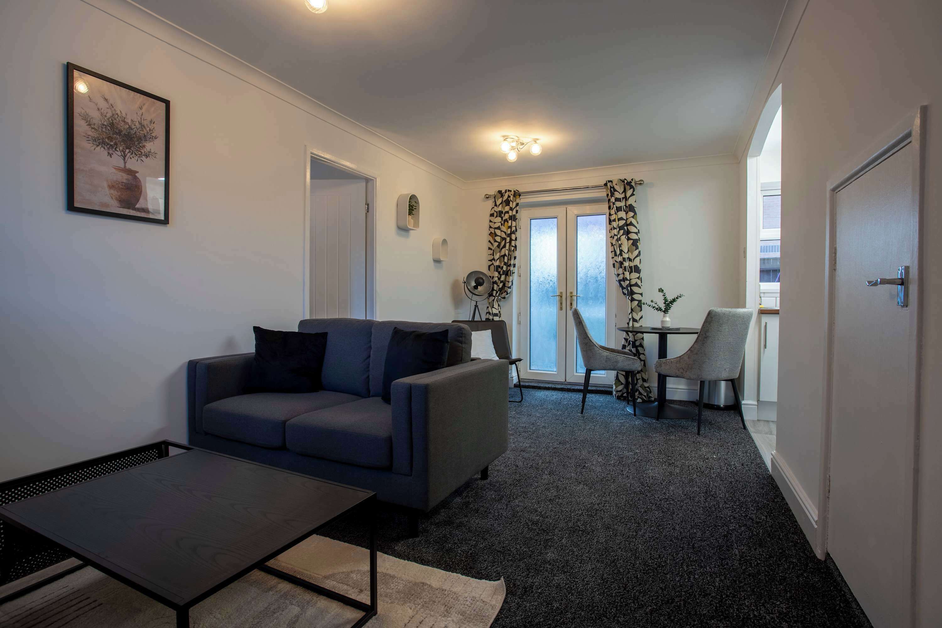 Una televisión, una oficina