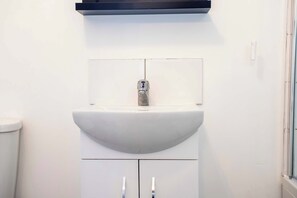 Shower, hair dryer, towels - Spacious 1 Bedroom Apartment in Darlington (Darlington)