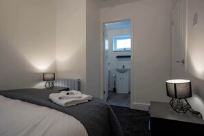 Desk, iron/ironing board, WiFi, bed sheets - Spacious 1 Bedroom Apartment in Darlington (Darlington)