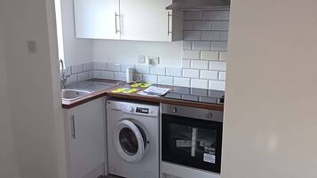 Kylskåp, mikrovågsugn, ugn och spishäll