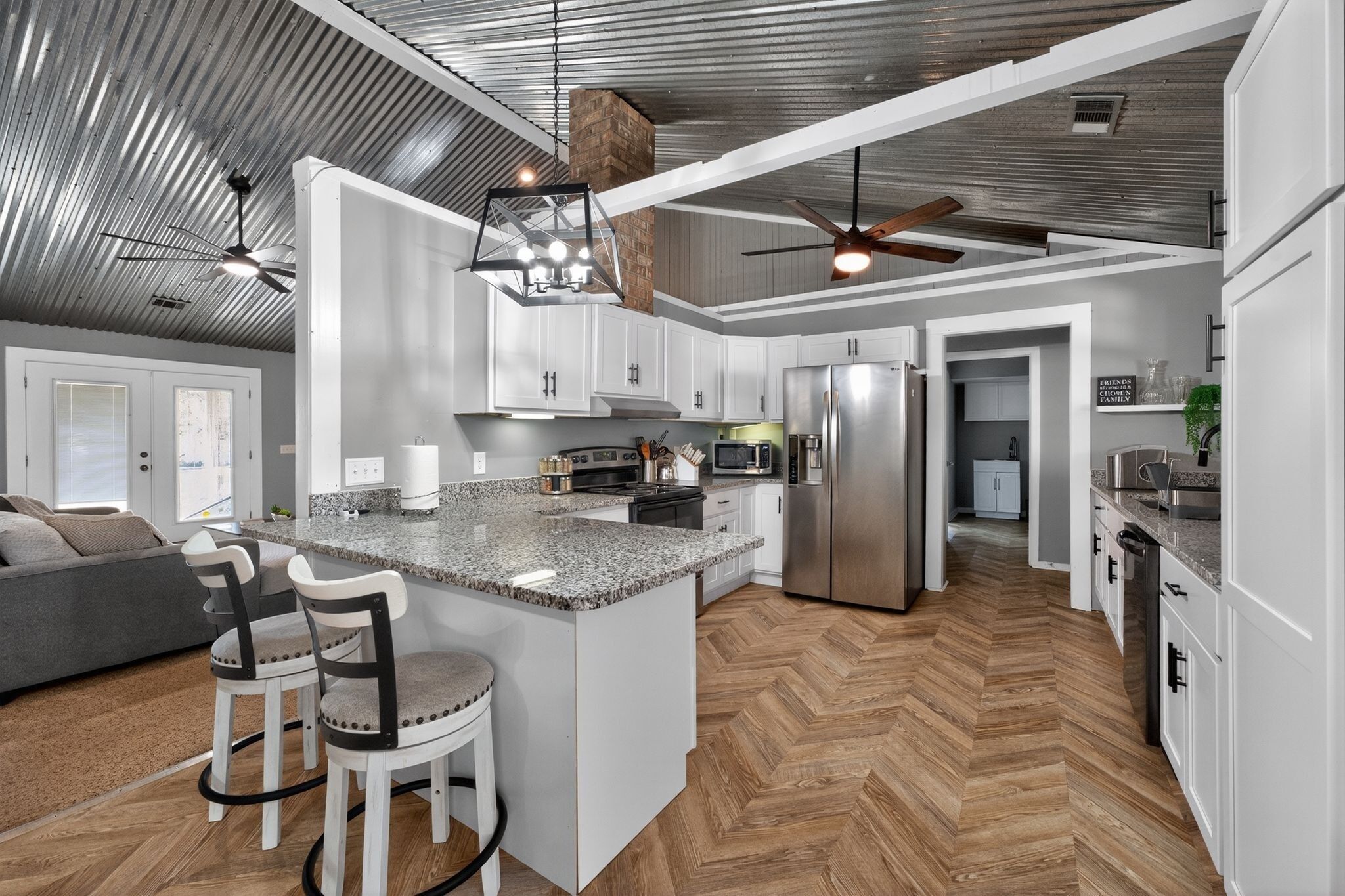 Kjøleskap, ovn, oppvaskmaskin og kaffetrakter/tekoker