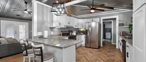 Kjøleskap, ovn, oppvaskmaskin og kaffetrakter/tekoker