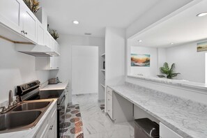 Fridge, microwave, oven, dishwasher - NEW! Panama City 3BR Canalfront Retreat (Panama City)