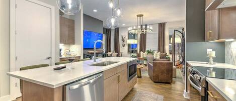 Réfrigérateur, micro-ondes, four, plaque de cuisson