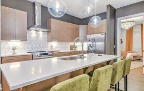 Fridge, microwave, oven, stovetop - The Atelier House Luxury-Comfort-9 Beds, Sleeps 14, Rooftop Hot Tub (Nashville)