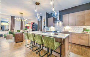 Interior - The Atelier House Luxury-Comfort-9 Beds, Sleeps 14, Rooftop Hot Tub (Nashville)