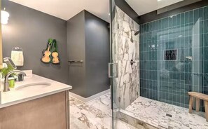 Shower, hair dryer, towels, soap - The Atelier House Luxury-Comfort-9 Beds, Sleeps 14, Rooftop Hot Tub (Nashville)