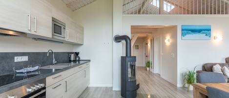 Kjøleskap, mikrobølgeovn, ovn og kokeplater