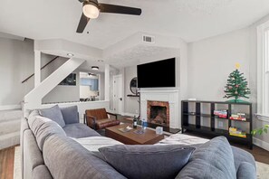 Smart TV - Stylish Modern 3BR 2BA Family Retreat - Deck + Private Parking (Pittsburgh)